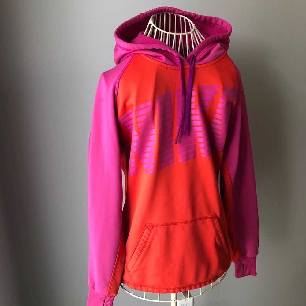 SOLD!!! NIKE Therma ⛹🏻‍♀️ Fit